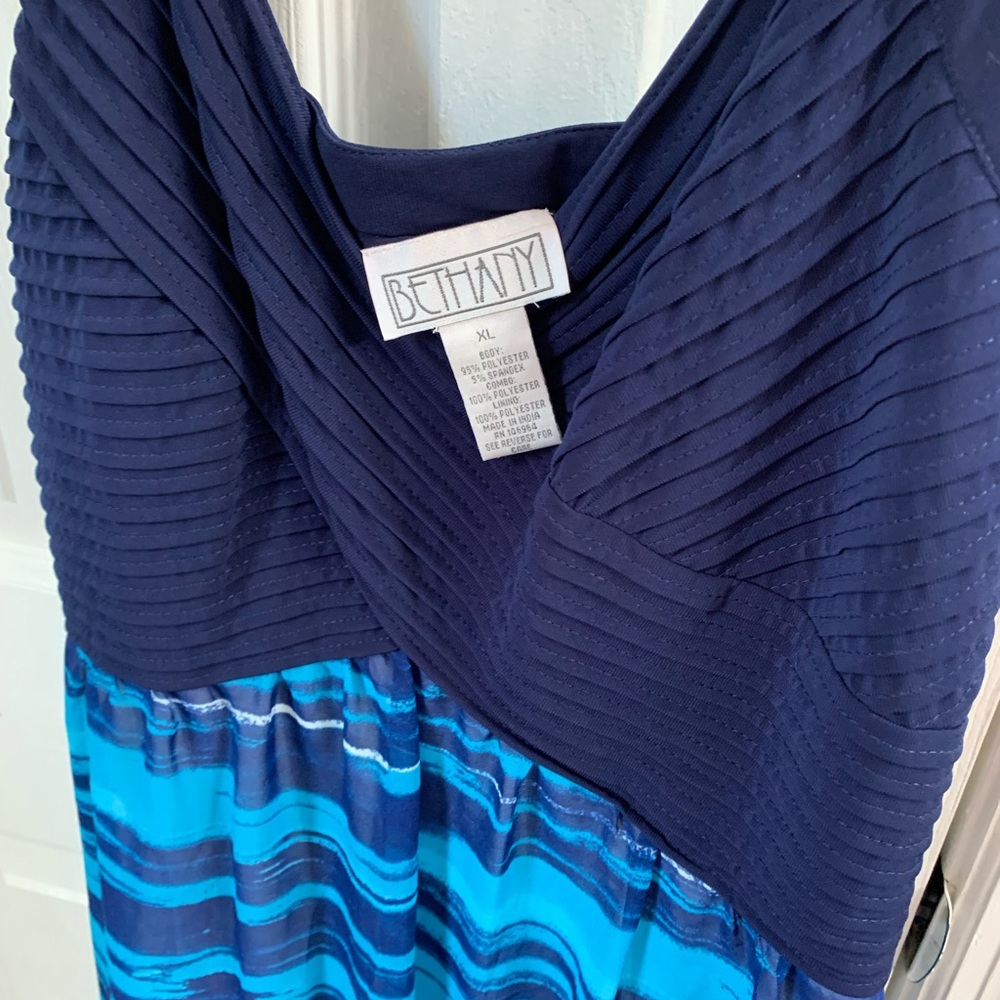 Beautiful dress it is lined and maxi length